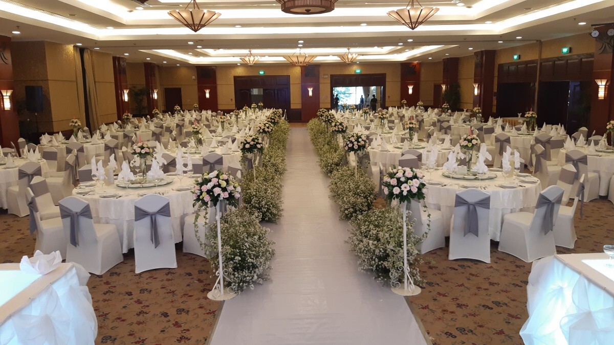 Không gian tiệc cưới mang dấu ấn Sài Gòn tại Rex Hotel. - Nguồn: Internet
