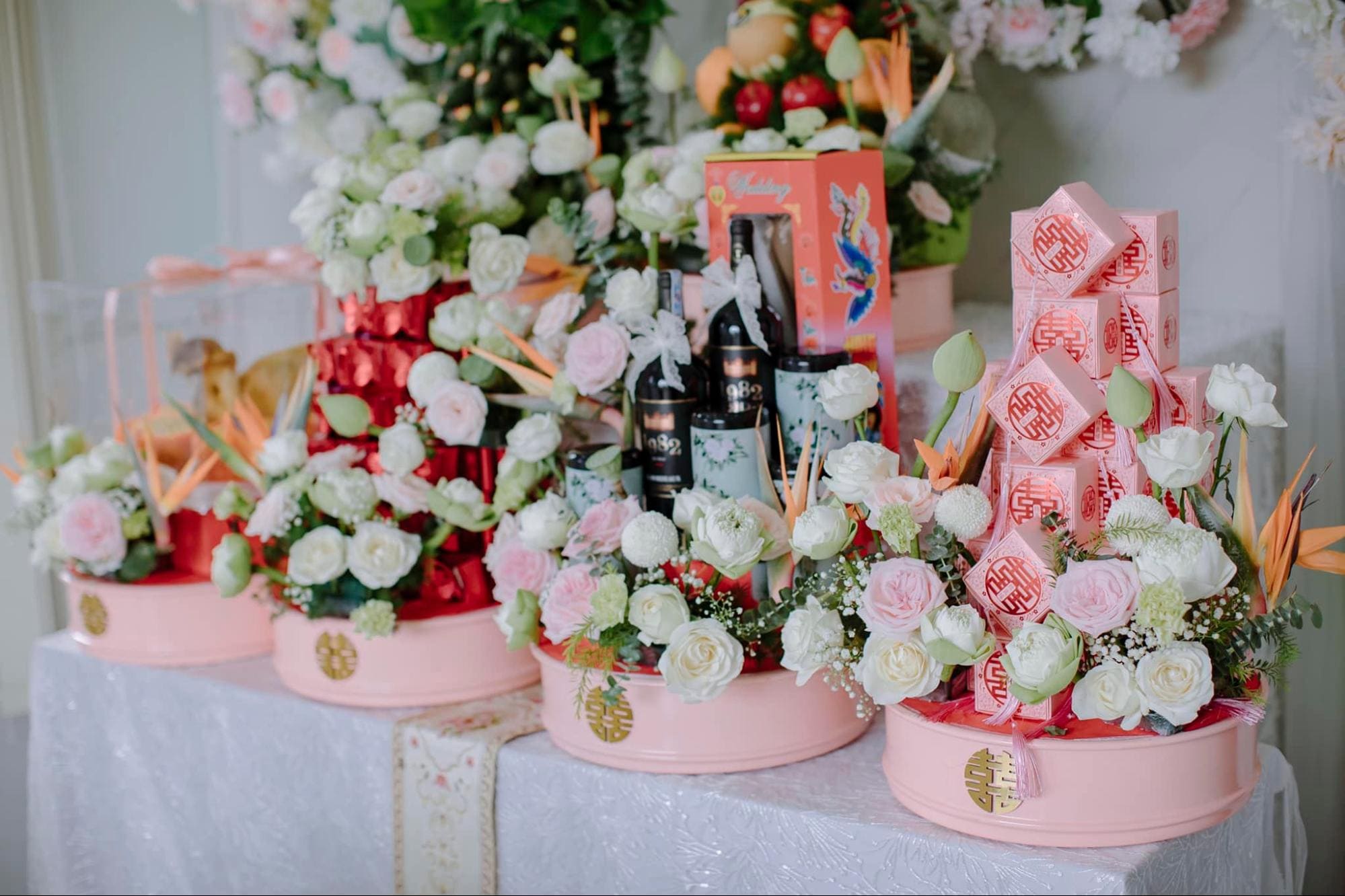 Mâm quả và tráp sính lễ trong ngày ăn hỏi.