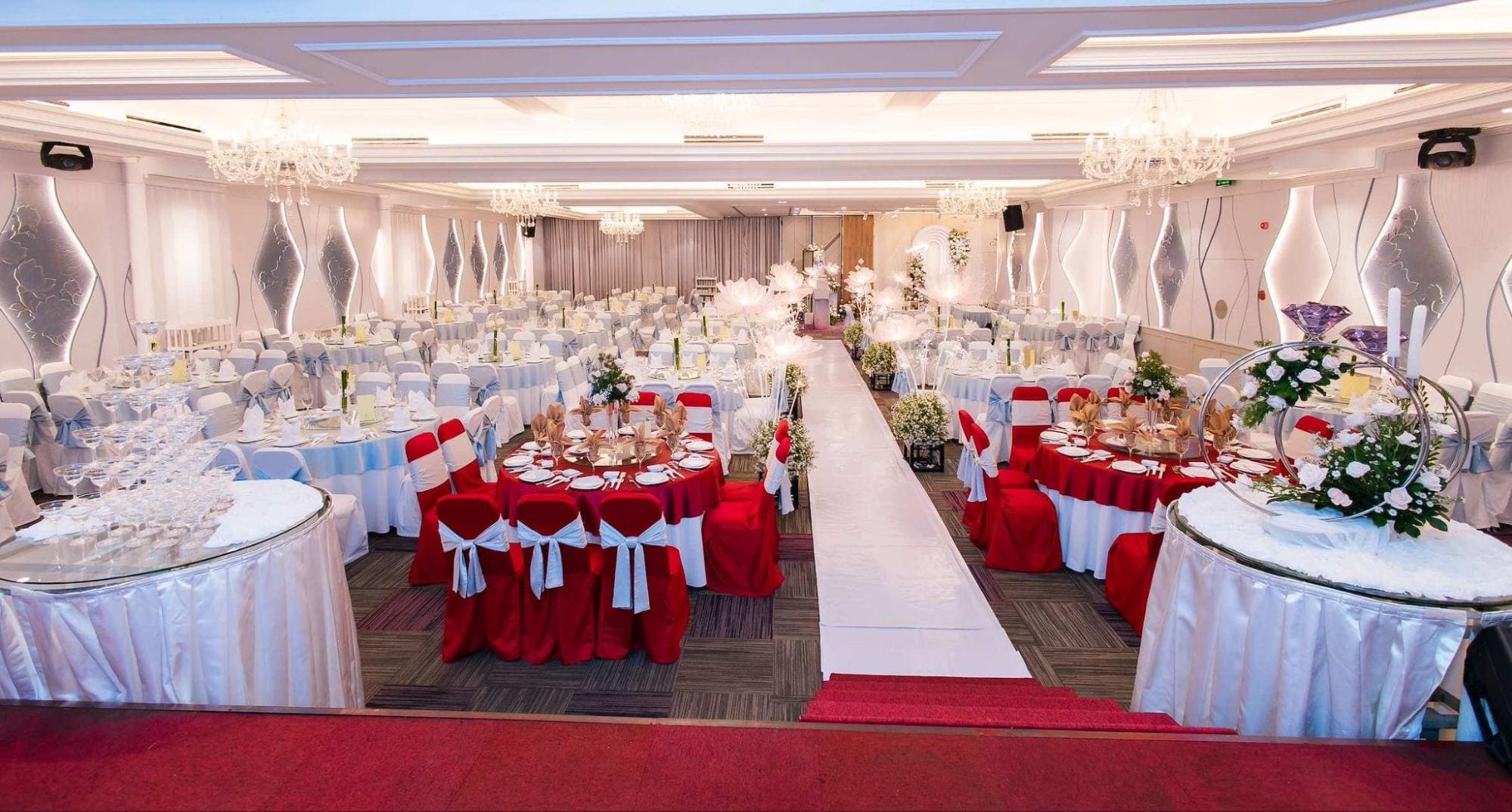 Sức chứa và cách bố trí sảnh ảnh hưởng trực tiếp đến sự thoải mái của khách mời.