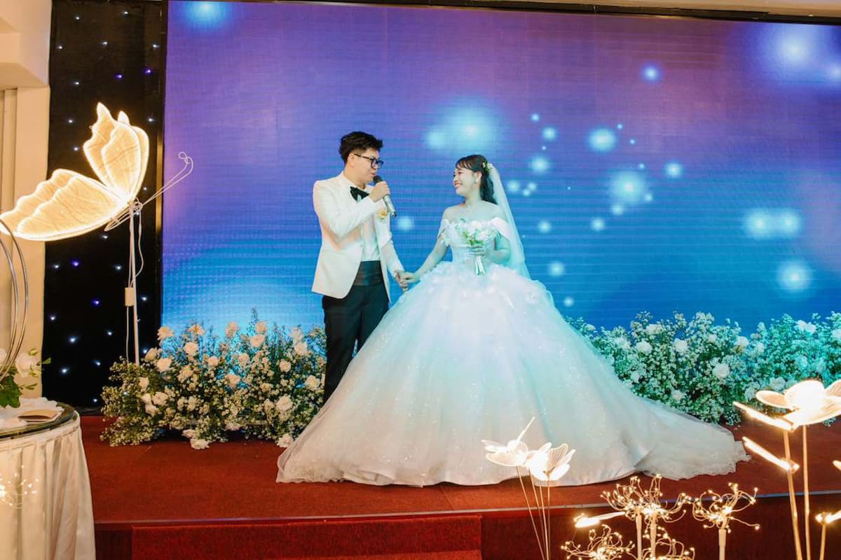 Một sân khấu chỉnh chu làm buổi tiệc cưới thêm trọn vẹn