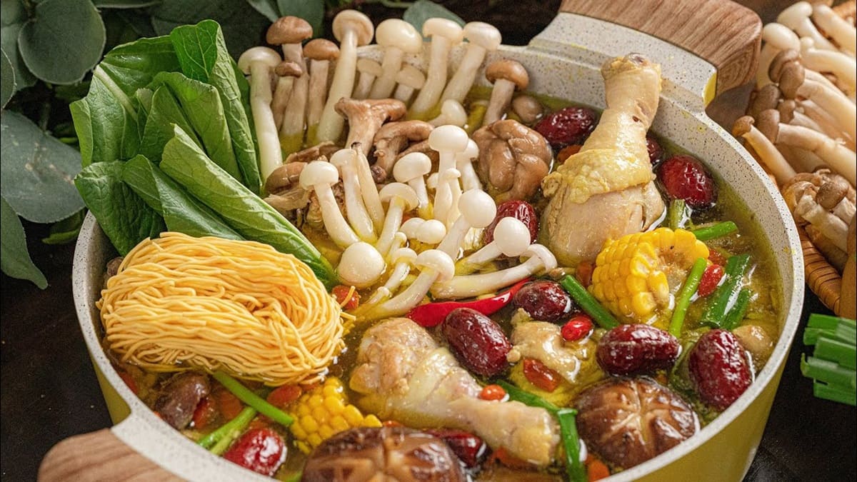 Lẩu gà nấu nấm 