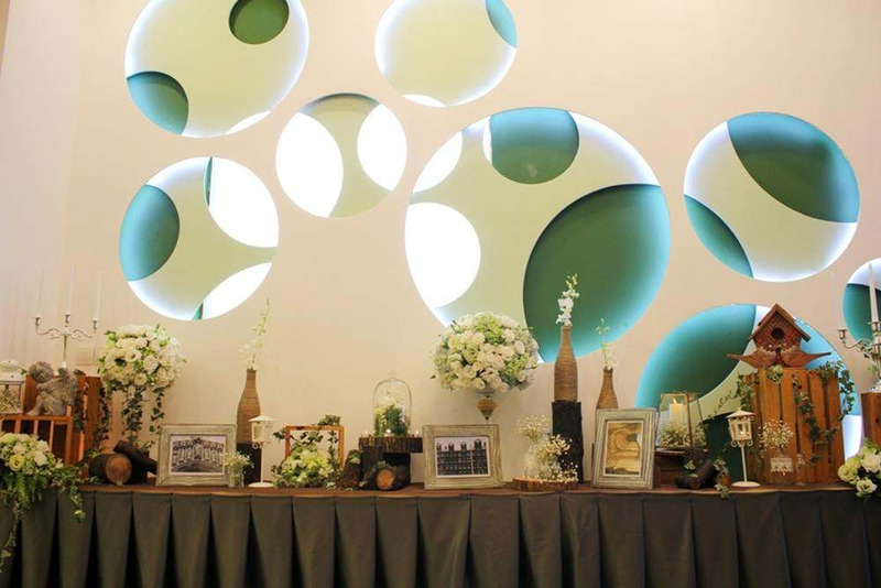Bàn gallery phong cách mộc mạc 